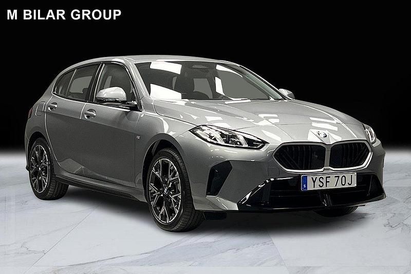 Grå Ny 2025 BMW 120 Halvkombi | 426 500 kr - Bild 1/4