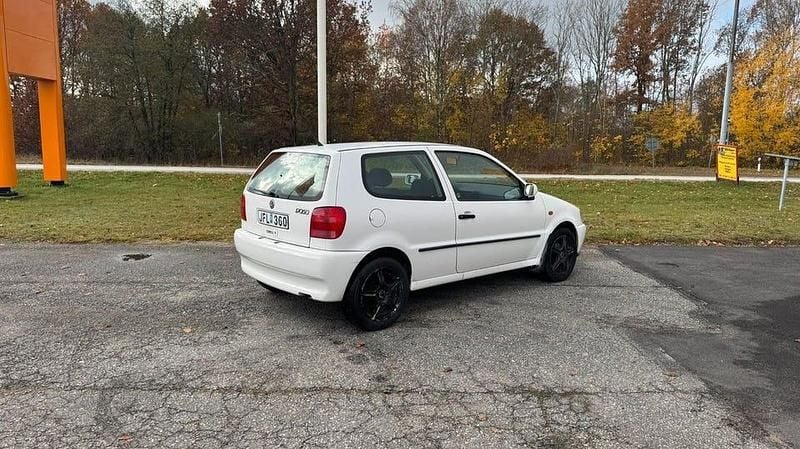 Begagnad VW Polo 54 HK (39 kW) 1995 Vit Halvkombi