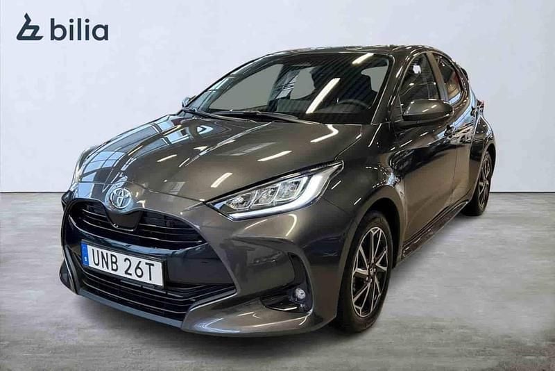 Grå Begagnad 2025 Toyota Yaris Hybrid Halvkombi | 279 900 kr - Bild 1/1