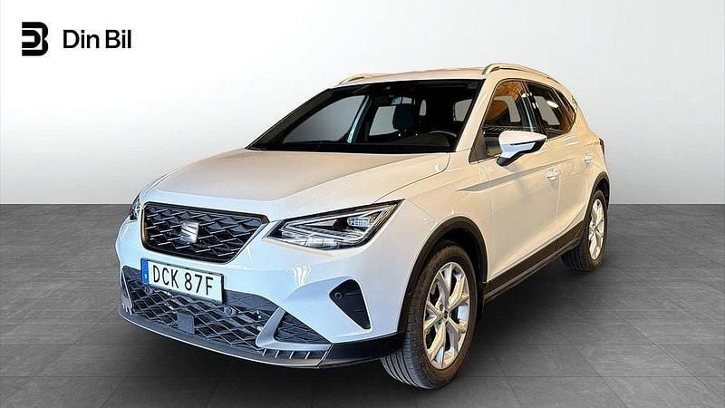 Vit (nevada white metallic) Begagnad 2024 Seat Arona FR SUV | 219 900 kr (Marknadspris) - Bild 1/4