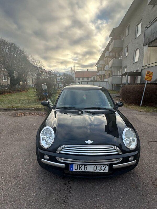 Svart Begagnad 2004 Mini Cooper Pepper Halvkombi | 33 000 kr (Marknadspris) - Bild 1/4