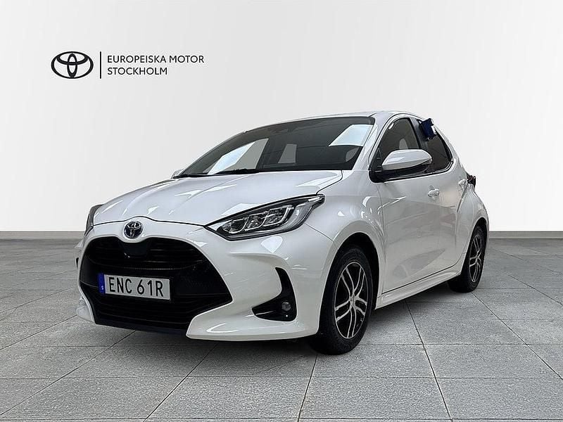 Vit Begagnad 2022 Toyota Yaris Hybrid Active Halvkombi | 224 900 kr (Lite dyr) - Bild 1/3