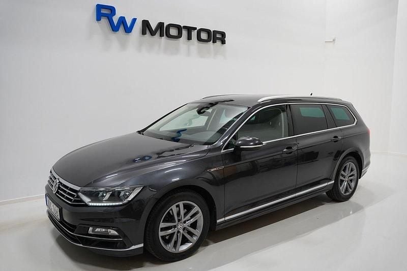 Mörkgrå Begagnad 2017 VW Passat R-line Kombi | 208 900 kr (Marknadspris) - Bild 1/4