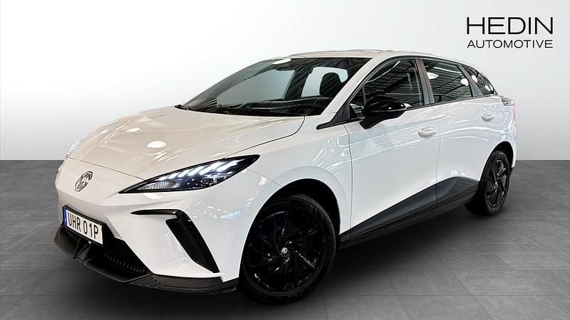 Vit (white) Begagnad 2023 MG MG4 EV Halvkombi | 249 900 kr (Marknadspris) - Bild 1/4