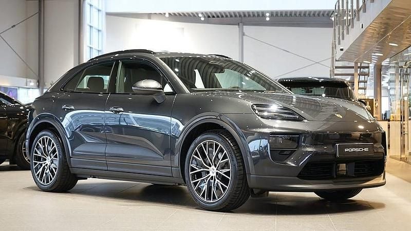 Grå Ny 2025 Porsche Macan 4 Electric SUV | 968 900 kr - Bild 1/4