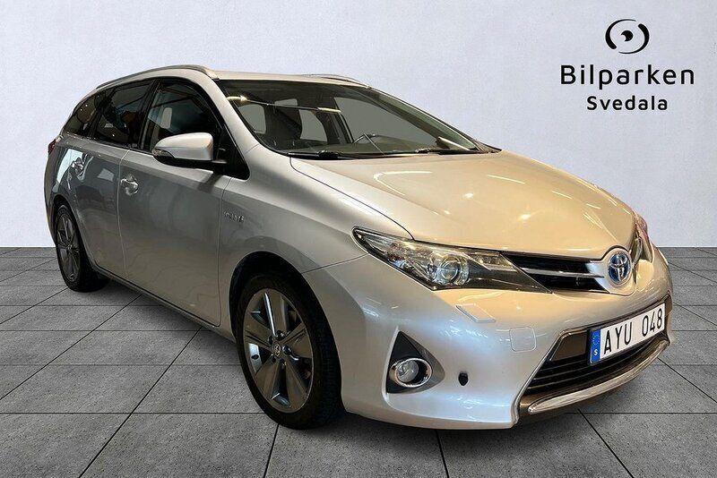 Silver Begagnad 2013 Toyota Auris Touring Sports Active Kombi | 119 990 kr (Marknadspris) - Bild 1/4