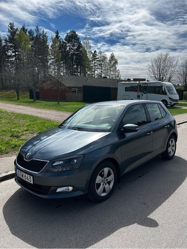 Grå Begagnad 2016 Skoda Fabia Style Halvkombi | 71 900 kr (Bra pris) - Bild 1/4