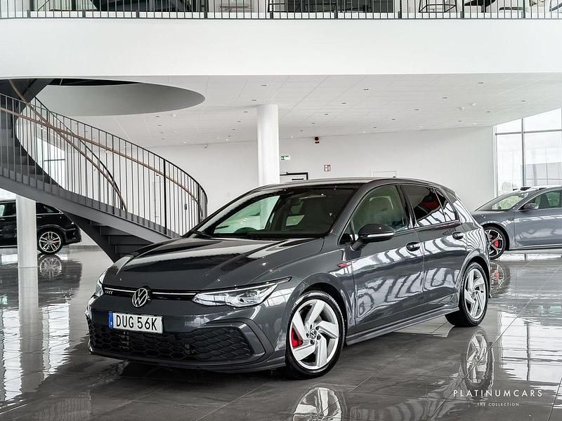 Grå Begagnad 2021 VW Golf VIII GTI Halvkombi | 349 000 kr (Marknadspris) - Bild 1/4