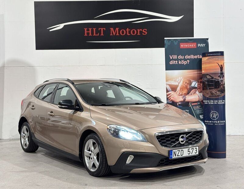 Brun Begagnad 2013 Volvo V40 CC Momentum Kombi | 134 900 kr (Marknadspris) - Bild 1/4