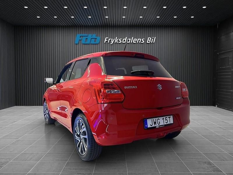 Begagnad Suzuki Swift 83 HK (61 kW) 2024 Röd Halvkombi