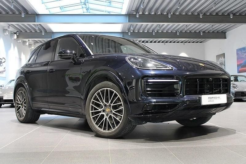 Blå Begagnad 2022 Porsche Cayenne Platinum Edition SUV | 855 000 kr (Marknadspris) - Bild 1/4