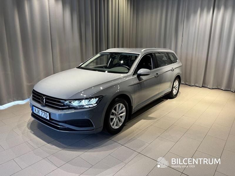 Grå Begagnad 2024 VW Passat Business Kombi | 319 900 kr (Marknadspris) - Bild 1/4