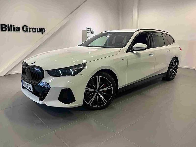 Vit Begagnad 2025 BMW 520 Kombi | 599 900 kr - Bild 1/1