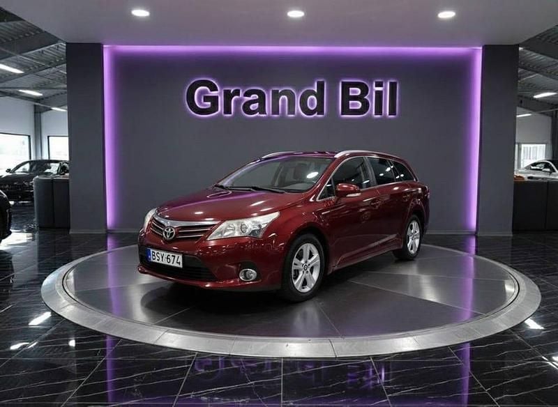 Begagnad Toyota Avensis 152 HK (111 kW) 2013 Röd Kombi