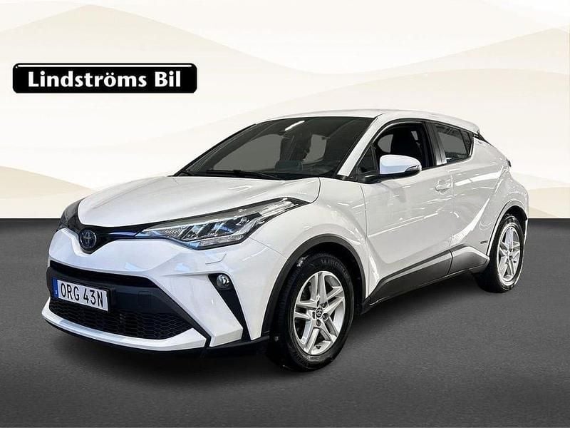 Vit Begagnad 2022 Toyota C-HR Active SUV | 249 900 kr (Marknadspris) - Bild 1/3