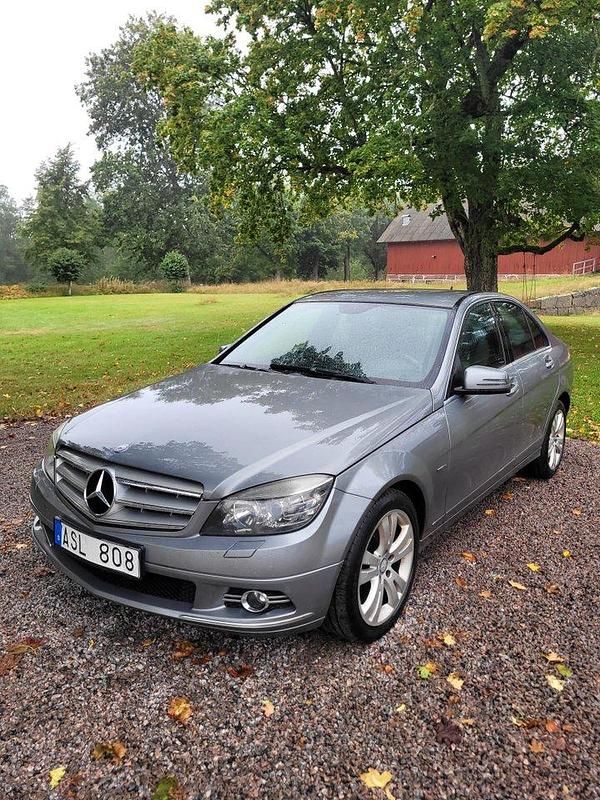 Grå Begagnad 2010 Mercedes C200 Sedan | 75 000 kr (Dyr) - Bild 1/4