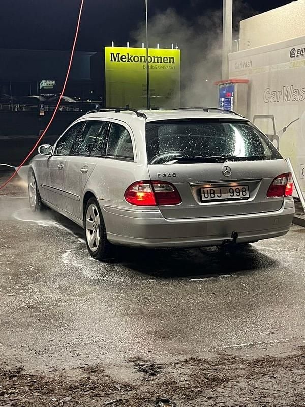 Begagnad Mercedes E240 177 HK (130 kW) 2003 Grå/silver metallic