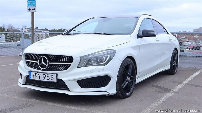Vit samma som bilen Begagnad 2016 Mercedes CLA220 AMG Sedan | 184 900 kr (Marknadspris) - Bild 1/4