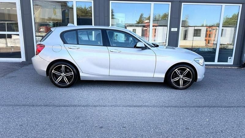 Silver Begagnad 2012 BMW 116 Halvkombi | 74 400 kr (Marknadspris) - Bild 1/4