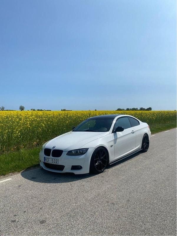 Vit Begagnad 2010 BMW 335 Sport Line Sportkupé | 189 000 kr (Dyr) - Bild 1/4
