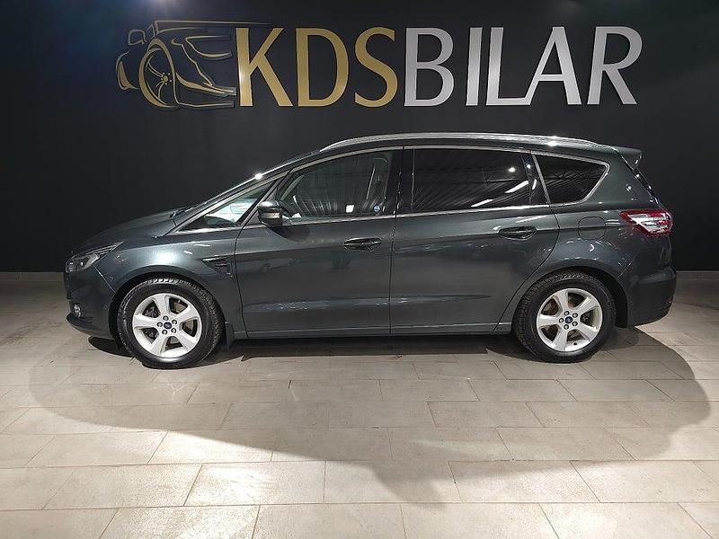 Grön Begagnad 2016 Ford S-MAX Business Edition Minibuss | 149 800 kr (Marknadspris) - Bild 1/4