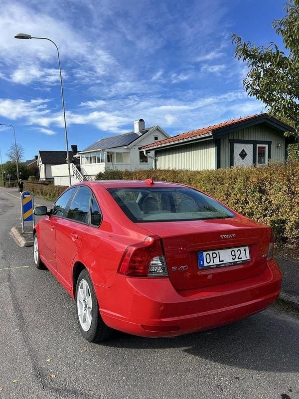 Röd Begagnad 2008 Volvo S40 Momentum Sedan | 18 000 kr (Marknadspris) - Bild 1/4
