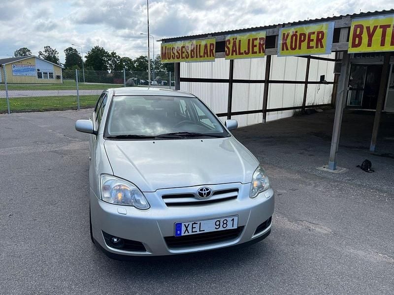 Silver Begagnad 2005 Toyota Corolla Halvkombi | 49 900 kr (Lite dyr) - Bild 1/4