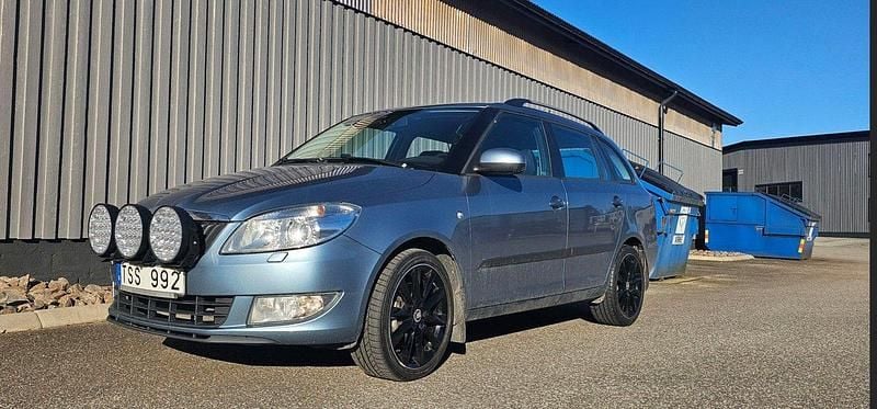 Grå Begagnad 2012 Skoda Fabia Elegance Kombi | 57 500 kr (Marknadspris) - Bild 1/3