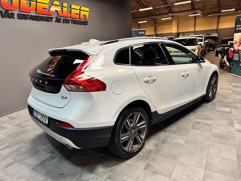Begagnad Volvo V40 Summum 190 HK (139 kW) 2015 Vit Halvkombi