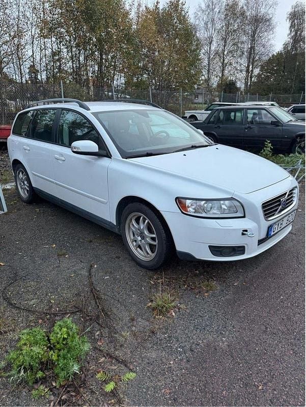 Vit Begagnad 2008 Volvo V50 Kinetic Kombi | 12 000 kr (Superpris) - Bild 1/4