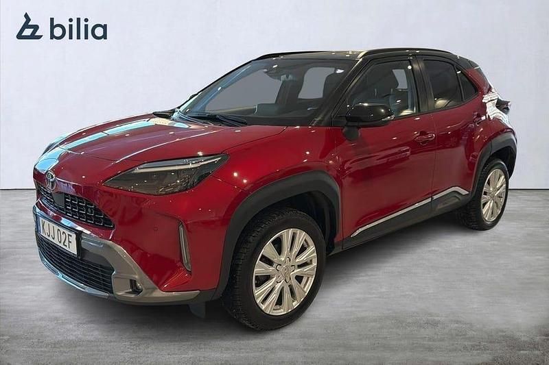 Röd Begagnad 2023 Toyota Yaris Hybrid | 304 900 kr (Lite dyr) - Bild 1/4