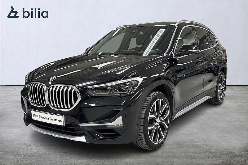 Svart (safirsvart metallic) Begagnad 2019 BMW X1 xLine SUV | 247 900 kr (Bra pris) - Bild 1/4