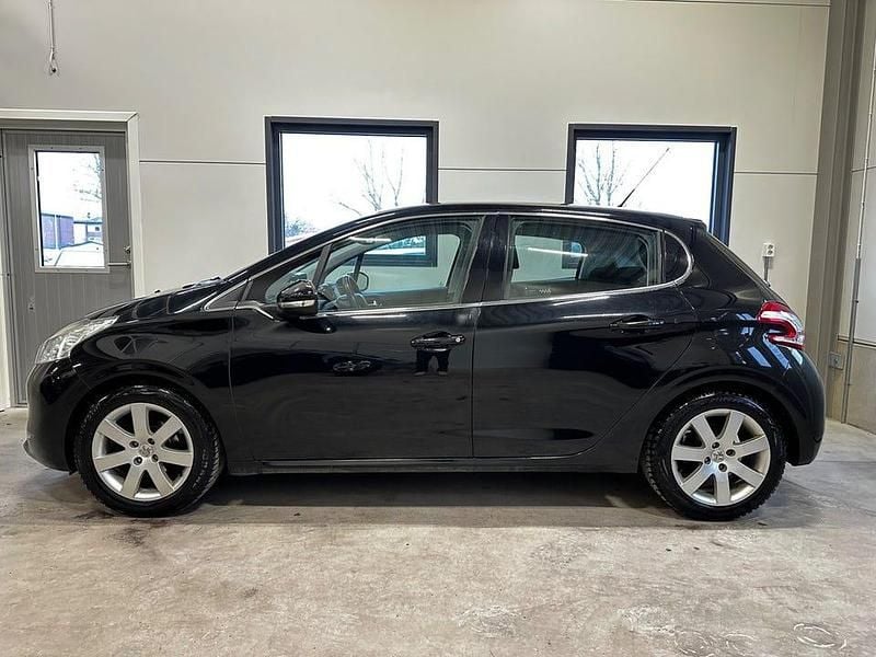 Begagnad Peugeot 208 82 HK (60 kW) 2012 Svart Halvkombi