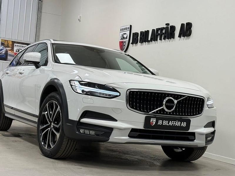 Begagnad Volvo V90 CC Momentum 190 HK (139 kW) 2018 Vit Kombi