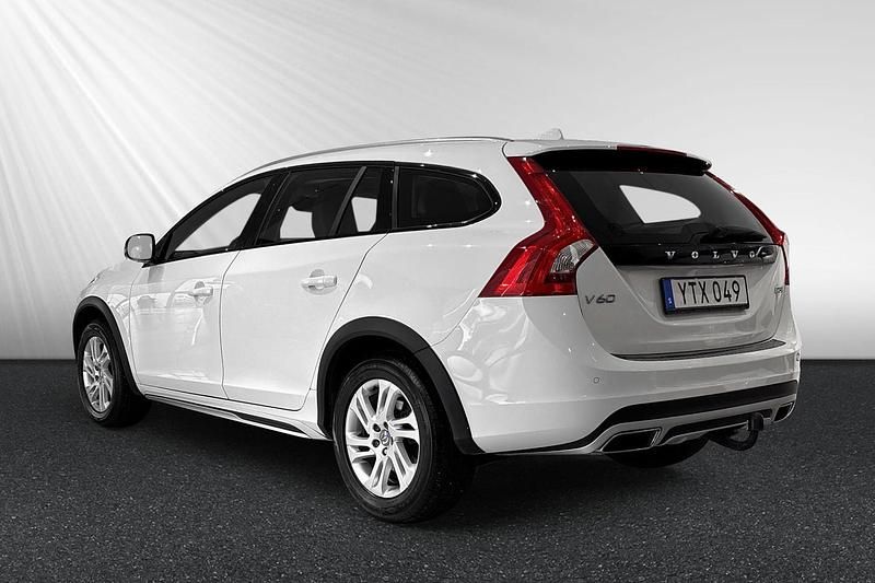 Begagnad Volvo V60 CC Standard 151 HK (111 kW) 2017 Vit Kombi