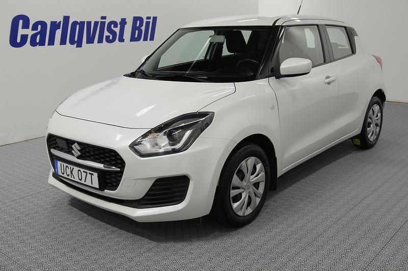 Vit metallic Begagnad 2020 Suzuki Swift Halvkombi | 125 000 kr (Marknadspris) - Bild 1/4