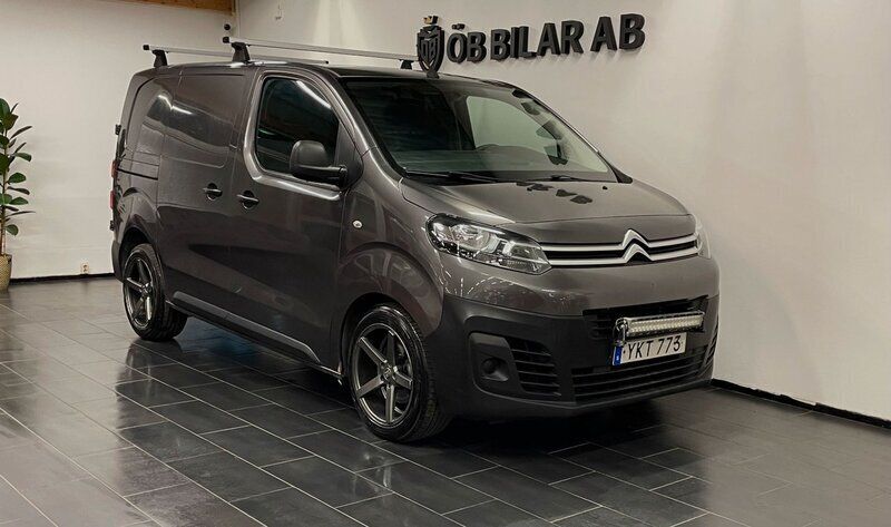 Grå Begagnad 2017 Citroën Jumpy Minibuss | 99 900 kr (Bra pris) - Bild 1/4