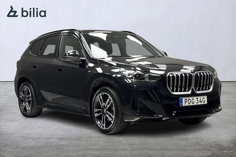 Svart Begagnad 2025 BMW X1 M Sport SUV | 439 000 kr (Marknadspris) - Bild 1/4
