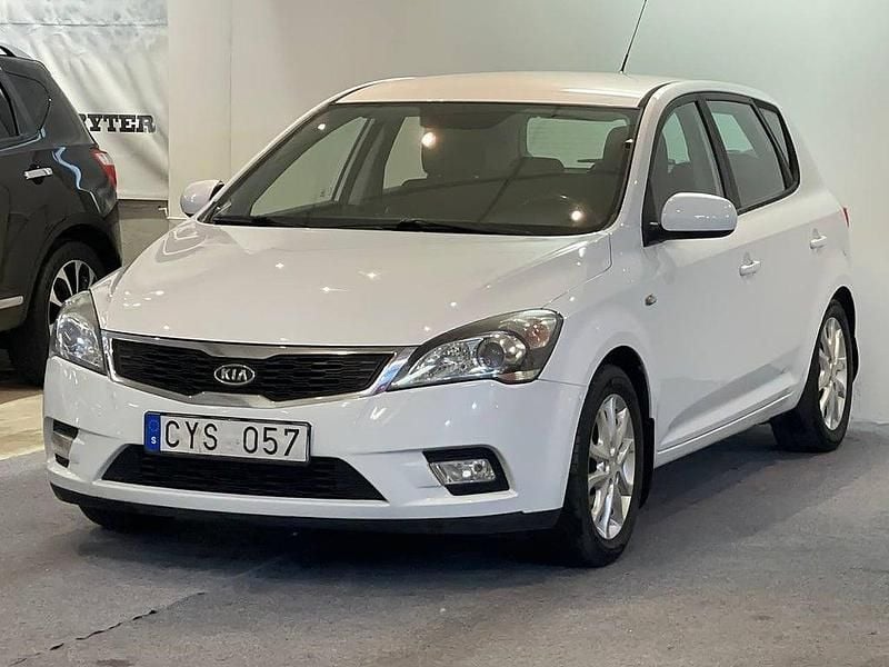 Vit Begagnad 2010 Kia Ceed EX Halvkombi | 79 900 kr (Marknadspris) - Bild 1/4