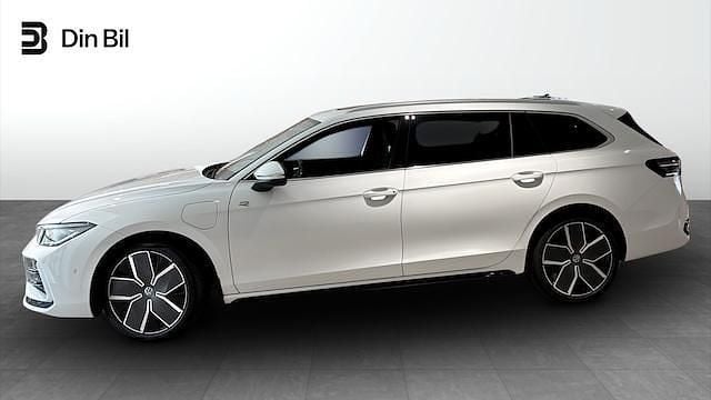 Vit (pure white) Ny 2025 VW Passat R-line Kombi | 539 900 kr (Bra pris) - Bild 1/4