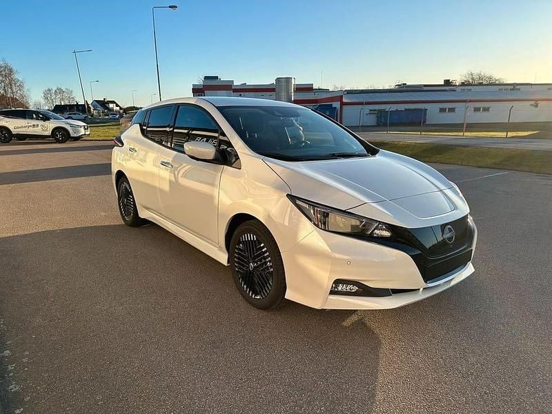Begagnad Nissan Leaf N-Connecta 110 kW (150 HK) 2023 Vit Halvkombi