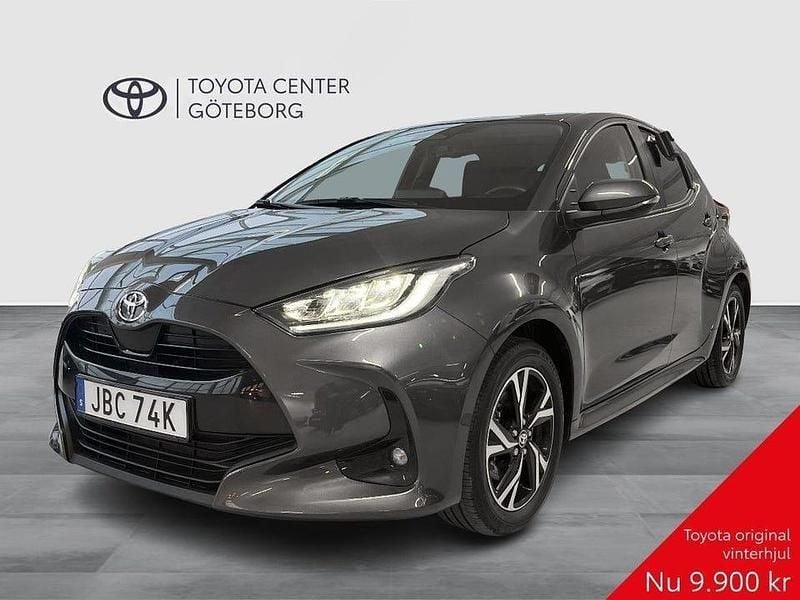 Silver Begagnad 2024 Toyota Yaris Hybrid Active Halvkombi | 249 900 kr (Marknadspris) - Bild 1/3