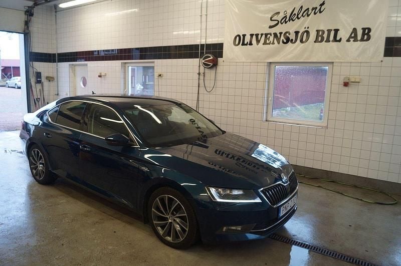 Blå Begagnad 2017 Skoda Superb Business Line Halvkombi | 199 000 kr (Marknadspris) - Bild 1/4
