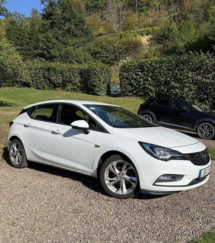 Vit Begagnad 2016 Opel Astra Dynamic Halvkombi | 69 000 kr - Bild 1/4