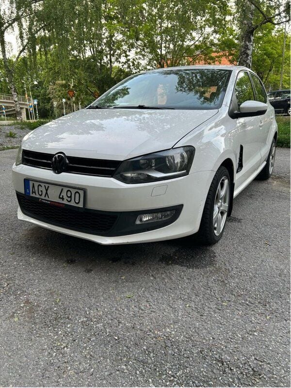 Vit Begagnad 2014 VW Polo Halvkombi | 76 000 kr (Bra pris) - Bild 1/4