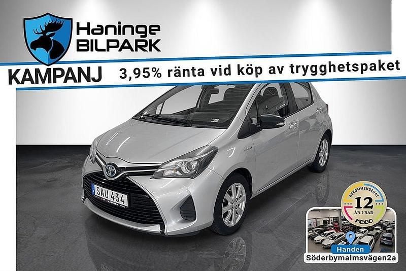 Silver Begagnad 2015 Toyota Yaris Hybrid Halvkombi | 119 900 kr (Marknadspris) - Bild 1/2