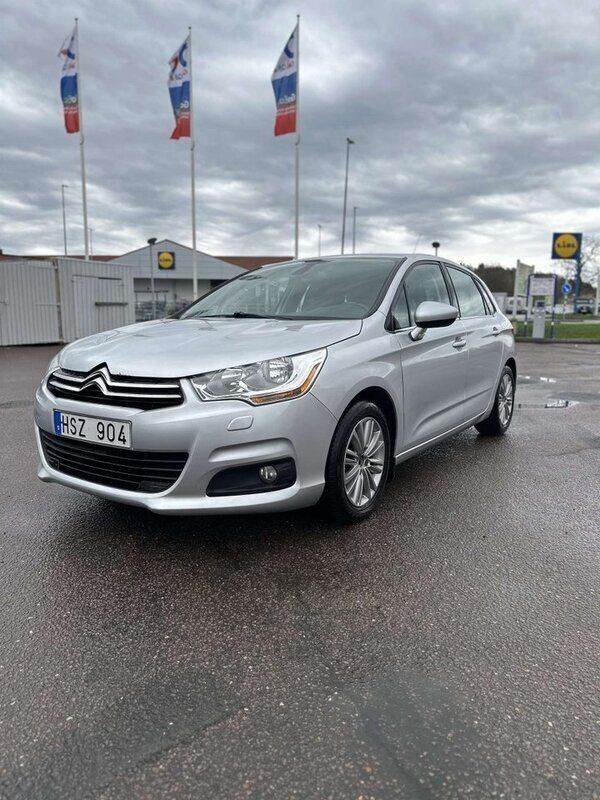 Silver Begagnad 2013 Citroën C4 Halvkombi | 44 500 kr (Bra pris) - Bild 1/4