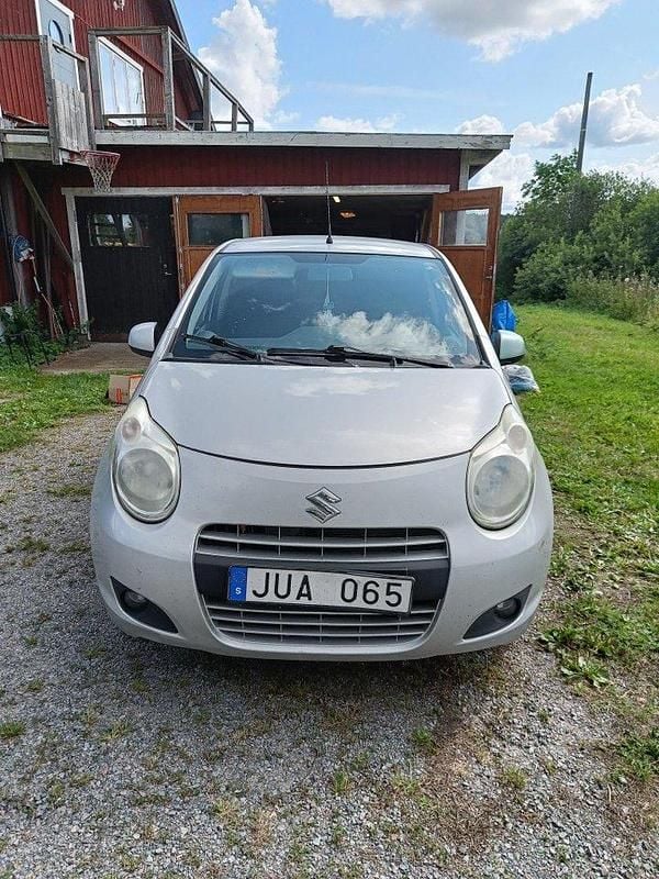 Grå Begagnad 2009 Suzuki Alto Halvkombi | 25 000 kr (Marknadspris) - Bild 1/4