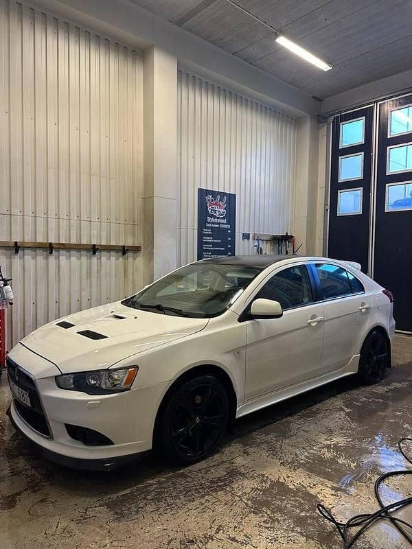 Begagnad Mitsubishi Lancer Sportback 240 HK (176 kW) 2010 Vit