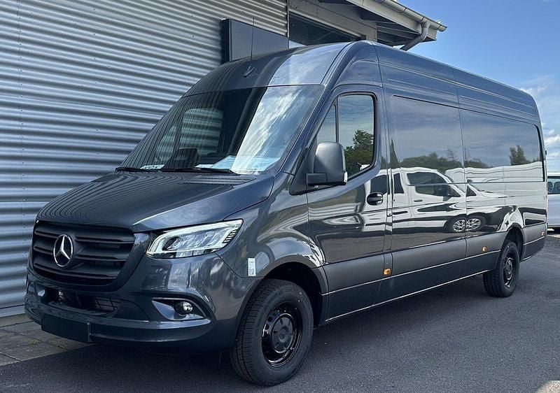 Mörkgrå (tenoritgrå metallic) Begagnad 2025 Mercedes Sprinter Van | 748 750 kr - Bild 1/4